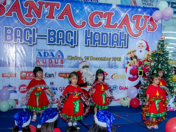 Santa Claus Bagi-Bagi Hadiah